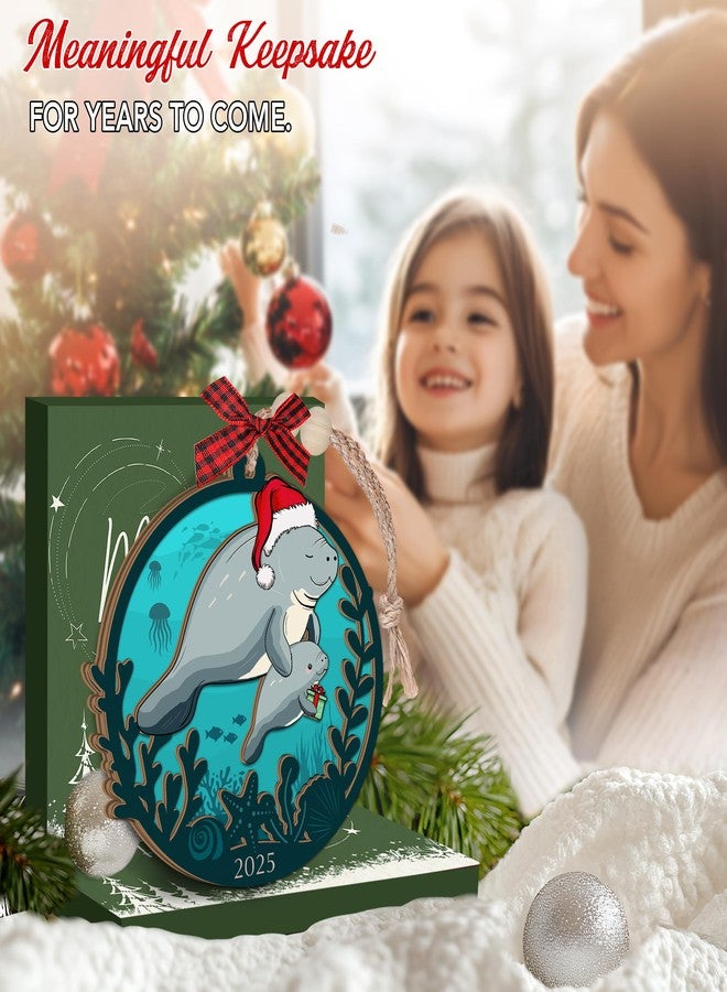 زينة عيد الميلاد على شكل خروف البحر الأم وصغيرها 2025 - هدايا لمحبي الحيوانات من النساء والرجال، صورة لأم تحتضن طفلها، هدية للأم من ابنها أو ابنتها، زينة حيوانات خشبية معلقة - Image 4